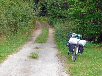 Auf dem Weg nach Jurbarkas (Litauen) ging es auhc über Waldwege. Stephen Rakowski vom Fahrradladen Radelkowski in Berlin Lichtenberg auf seiner Fahrradfahrt nach Polen, Litauen und Russland im September 2015.