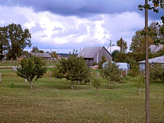 Kleines Dorf in Litauen. Stephen Rakowski vom Fahrradladen Radelkowski in Berlin Lichtenberg auf seiner Fahrradfahrt nach Polen, Litauen und Russland im September 2015.