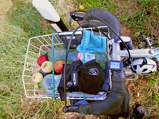 Proviant Obst und Wasser. Stephen Rakowski vom Fahrradladen Radelkowski in Berlin Lichtenberg auf seiner Fahrradfahrt nach Polen, Litauen und Russland im September 2015.
