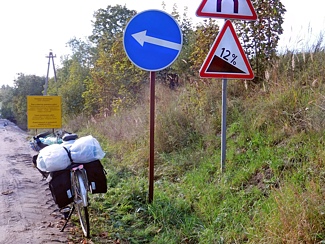 Bergauf - bergab. Stephen Rakowski vom Fahrradladen Radelkowski in Berlin Lichtenberg auf seiner Fahrradfahrt nach Polen, Litauen und Russland im September 2015.