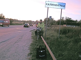 Zu abendlicher Stunde ist der Stadtrand von Kaliningrad erreicht. Stephen Rakowski vom Fahrradladen Radelkowski in Berlin Lichtenberg auf seiner Fahrradfahrt nach Polen, Litauen und Russland im September 2015.
