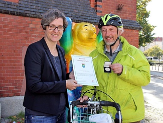 Zu abendlicher Stunde ist der Stadtrand von Kaliningrad erreicht. Stephen Rakowski vom Fahrradladen Radelkowski in Berlin Lichtenberg auf seiner Fahrradfahrt nach Polen, Litauen und Russland im September 2015. Stephen Rakowski vom Fahrradladen Radelkowski in Berlin Lichtenberg auf seiner Fahrradfahrt nach Polen, Litauen und Russland im September 2015.